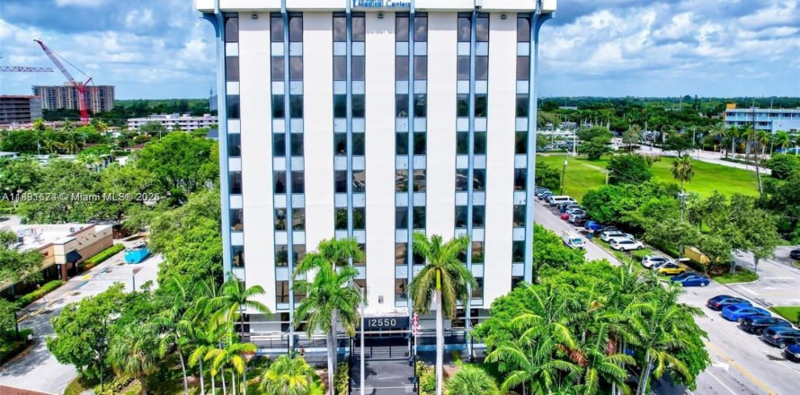 Commercial property in North Miami, Florida № 1809496