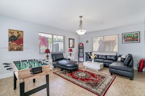 House in Miami, Florida 4 bedrooms, 185.8 sq.m. № 1861331 - photo 10