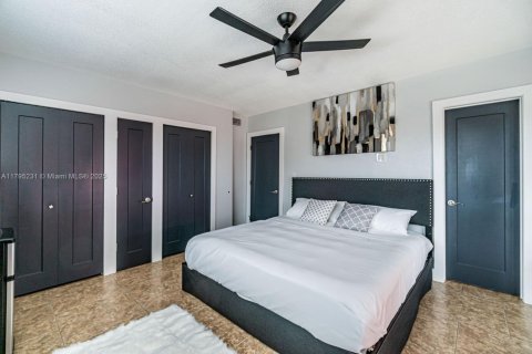 House in Miami, Florida 4 bedrooms, 185.8 sq.m. № 1861331 - photo 14