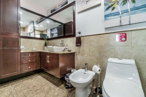 House in Miami, Florida 4 bedrooms, 185.8 sq.m. № 1861331 - photo 16