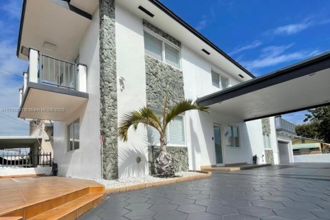 House in Miami, Florida 4 bedrooms, 185.8 sq.m. № 1861331 - photo 21