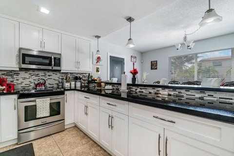 House in Miami, Florida 4 bedrooms, 185.8 sq.m. № 1861331 - photo 8