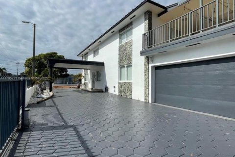 House in Miami, Florida 4 bedrooms, 185.8 sq.m. № 1861331 - photo 26