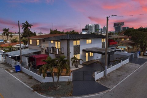 House in Miami, Florida 4 bedrooms, 185.8 sq.m. № 1861331 - photo 27