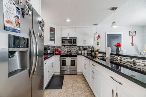 House in Miami, Florida 4 bedrooms, 185.8 sq.m. № 1861331 - photo 7