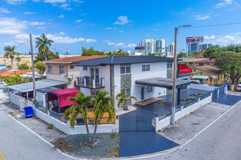 House in Miami, Florida 4 bedrooms, 185.8 sq.m. № 1861331 - photo 2