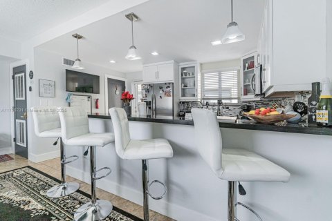 House in Miami, Florida 4 bedrooms, 185.8 sq.m. № 1861331 - photo 9