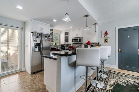 House in Miami, Florida 4 bedrooms, 185.8 sq.m. № 1861331 - photo 30