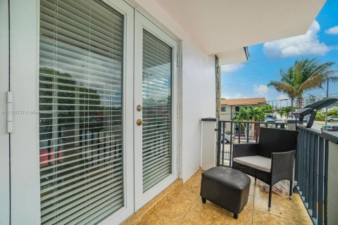 House in Miami, Florida 4 bedrooms, 185.8 sq.m. № 1861331 - photo 19
