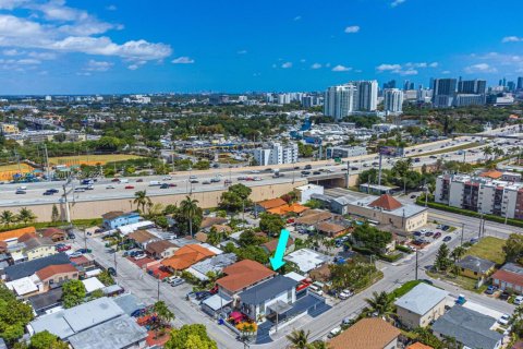 House in Miami, Florida 4 bedrooms, 185.8 sq.m. № 1861331 - photo 1