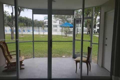 Apartamento en alquiler en Miami, Florida, 1 dormitorio № 2010560 - foto 2