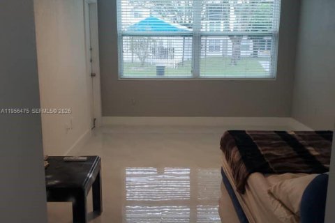 Apartamento en alquiler en Miami, Florida, 1 dormitorio № 2010560 - foto 3