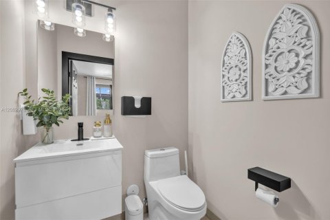Condominio en venta en Hialeah, Florida, 4 dormitorios, 234.86 m2 № 2069190 - foto 28