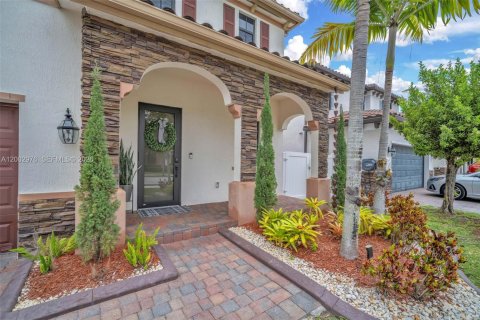 Condominio en venta en Hialeah, Florida, 4 dormitorios, 234.86 m2 № 2069190 - foto 4