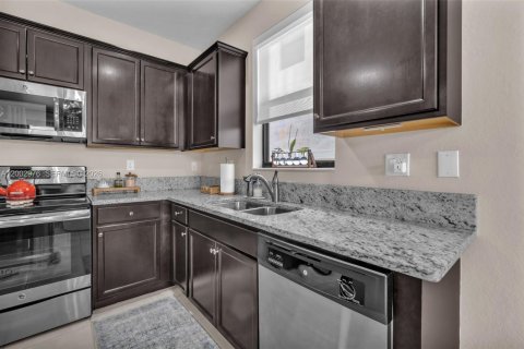 Condominio en venta en Hialeah, Florida, 4 dormitorios, 234.86 m2 № 2069190 - foto 24