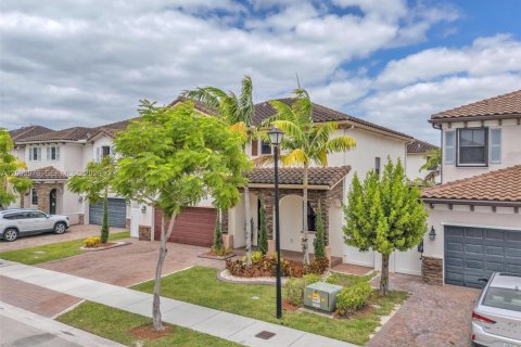 Condominio en venta en Hialeah, Florida, 4 dormitorios, 234.86 m2 № 2069190 - foto 2