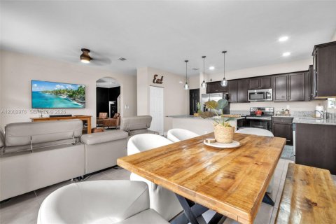 Condominio en venta en Hialeah, Florida, 4 dormitorios, 234.86 m2 № 2069190 - foto 19