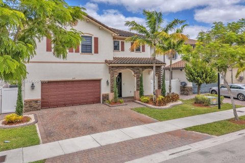 Condominio en venta en Hialeah, Florida, 4 dormitorios, 234.86 m2 № 2069190 - foto 3