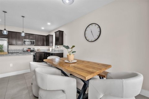 Condominio en venta en Hialeah, Florida, 4 dormitorios, 234.86 m2 № 2069190 - foto 18