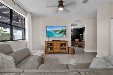 Condominio en venta en Hialeah, Florida, 4 dormitorios, 234.86 m2 № 2069190 - foto 12