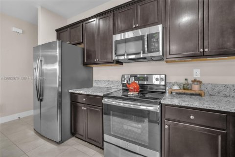 Condominio en venta en Hialeah, Florida, 4 dormitorios, 234.86 m2 № 2069190 - foto 25