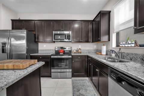 Condominio en venta en Hialeah, Florida, 4 dormitorios, 234.86 m2 № 2069190 - foto 22