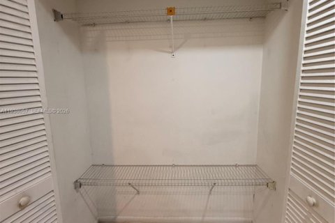 Casa en venta en Hialeah, Florida, 4 dormitorios, 126.81 m2 № 1996491 - foto 7