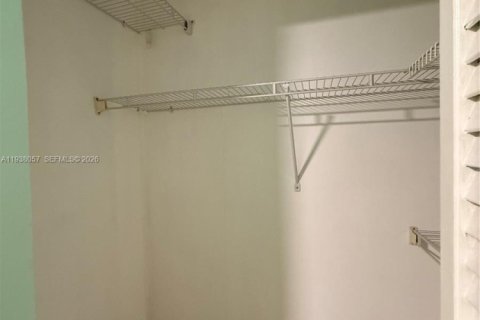 Casa en venta en Hialeah, Florida, 4 dormitorios, 126.81 m2 № 1996491 - foto 11