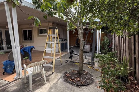 Casa en venta en Hialeah, Florida, 4 dormitorios, 126.81 m2 № 1996491 - foto 24