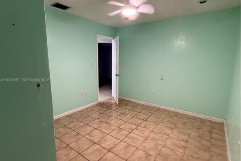 Casa en venta en Hialeah, Florida, 4 dormitorios, 126.81 m2 № 1996491 - foto 12