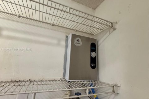 Casa en venta en Hialeah, Florida, 4 dormitorios, 126.81 m2 № 1996491 - foto 21