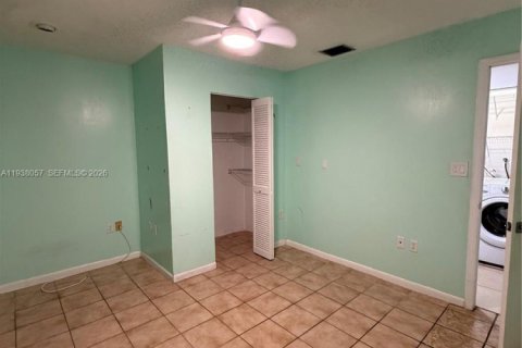 Casa en venta en Hialeah, Florida, 4 dormitorios, 126.81 m2 № 1996491 - foto 13