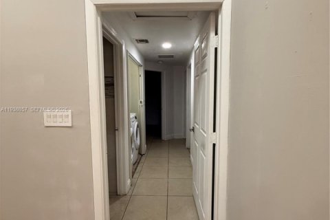 Casa en venta en Hialeah, Florida, 4 dormitorios, 126.81 m2 № 1996491 - foto 19