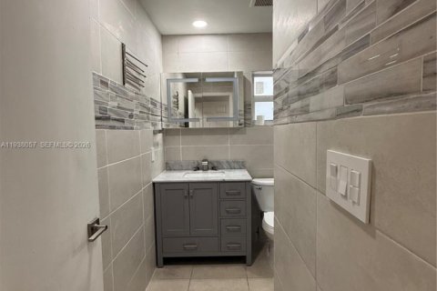 Casa en venta en Hialeah, Florida, 4 dormitorios, 126.81 m2 № 1996491 - foto 18