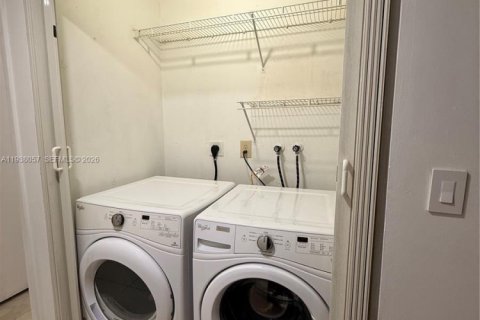 Casa en venta en Hialeah, Florida, 4 dormitorios, 126.81 m2 № 1996491 - foto 16