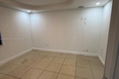 Casa en venta en Hialeah, Florida, 4 dormitorios, 126.81 m2 № 1996491 - foto 5