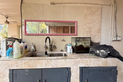 Casa en venta en Hialeah, Florida, 4 dormitorios, 126.81 m2 № 1996491 - foto 25