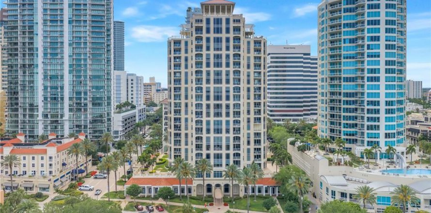 Condominio en Saint Petersburg, Florida, 3 dormitorios № 2222464