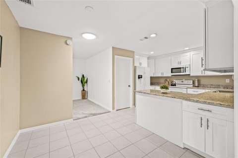 Condo in Sun City Center, Florida, 2 bedrooms  № 1826711 - photo 15