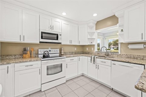Condo in Sun City Center, Florida, 2 bedrooms  № 1826711 - photo 11