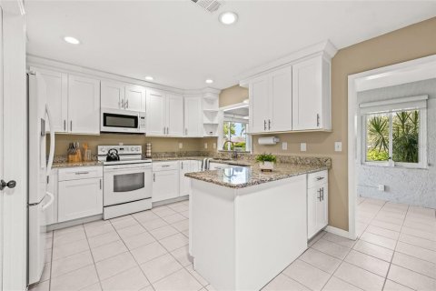 Condo in Sun City Center, Florida, 2 bedrooms  № 1826711 - photo 10