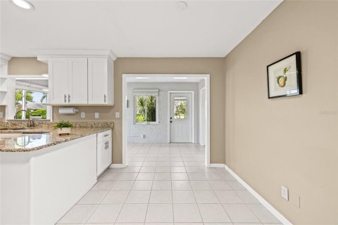 Condo in Sun City Center, Florida, 2 bedrooms  № 1826711 - photo 9