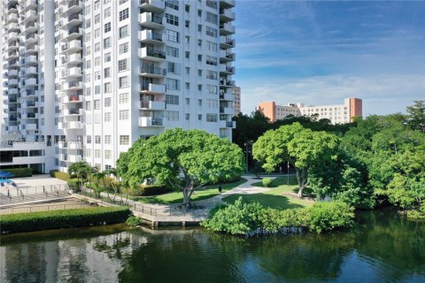 Купить кондоминиум в Авентура, Флорида 2 спальни, 120.77м2, № 2169036 - фото 17