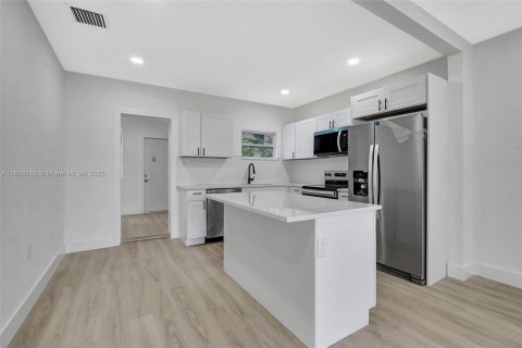 House in Miami, Florida 2 bedrooms, 78.04 sq.m. № 1745933 - photo 12