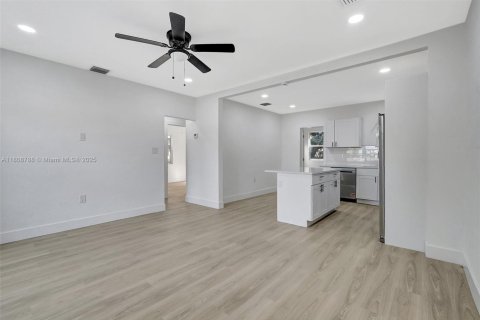 House in Miami, Florida 2 bedrooms, 78.04 sq.m. № 1745933 - photo 8