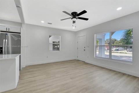 House in Miami, Florida 2 bedrooms, 78.04 sq.m. № 1745933 - photo 10