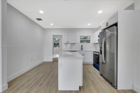 House in Miami, Florida 2 bedrooms, 78.04 sq.m. № 1745933 - photo 13