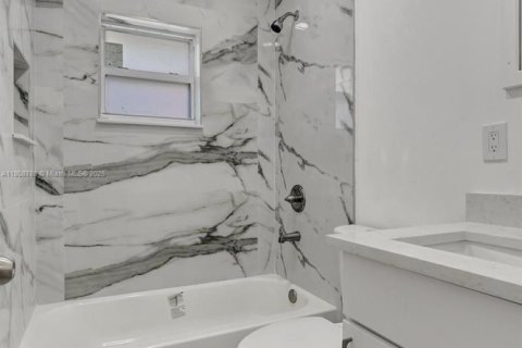 House in Miami, Florida 2 bedrooms, 78.04 sq.m. № 1745933 - photo 26