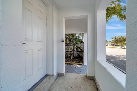 House in Miami, Florida 2 bedrooms, 78.04 sq.m. № 1745933 - photo 7