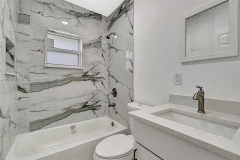 House in Miami, Florida 2 bedrooms, 78.04 sq.m. № 1745933 - photo 25